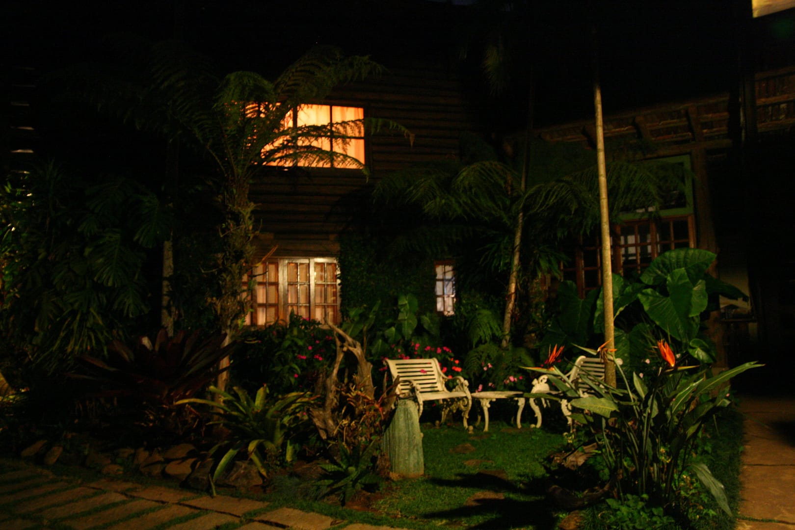 Ecolodge Itororo cottage by night